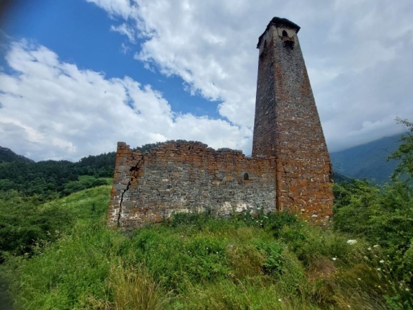 В рамках плана работы по визуальному осмотру технического состояния объектов культурного наследия, сотрудниками Джейрахско-Ассинского музея-заповедника совместно с представителями тейпа Гаппархоевых , была совершена инспекционная поездка к архитектурному комплексу «Гаппи» и к храму-святилищу «Гурмте».

Гаппи - башенный поселок замкового типа у вершины горного хребта, который возвышается над речкой Кяхк-Хи, в ущелье Мужиг, граничащим с Тумгойским ущельем, в нескольких километрах от границы с Грузией. Состоит из пятиэтажной боевой башни, шести полуразрушенных жилых башенных строений, объединенных посредством протяженной каменной оборонительной стены в единый замковый комплекс.

В полутора километрах от Гаппи на вершине лесистой горы расположен гаппинский храм-святилище Гурмте, предположительно датированный XVI—XVII веками. Вплоть до начала XX столетия жителями всей округи здесь совершались моления и жертвоприношения. В наши дни храм очень редко посещаем, и обладает хорошей сохранностью.  На скальном полу храма разбросаны черепа животных и остатки утвари.

Его обнаружил исследователь кавказских ландшафтов Л.П. Семенов и удивил своей находкой научный мир. Небольшой, всего лишь двенадцать квадратов, храм стоял особняком в сосновом лесу на одном из склонов гористого хребта. От посторонних взглядов его укрывали вековые вечнозеленые деревья, которые прятали святилище несколько веков.

Войти в древний ингушский храм можно с западной полукруглой стороны. Внутри помещение достаточно высокое – потолки до трех метров, и светлое – под двускатной кровлей несколько прямоугольных окон. Хорошо сохранилась и внутренняя отделка, на алтарной стене по сей день виднеется белая штукатурка, а декорированные камнем углубления, очевидно, выполняли роль полок-хранилищ. На полу исследователи обнаружили останки животных и элементы утвари. Из чего сделан вывод: храм был предназначен для жертвоприношений.

Занявшись вплотную исследованием Гаппи, ученым удалось выяснить, что древнее ингушское село славилось своими мастерами-умельцами. Здесь было широко развито искусство росписи по дереву и изготовление различных предметов из разных пород местной древесины, умели обрабатывать рога и кости копытных животных, превращая их в предметы утвари, национальные аксессуары и украшения.

Хорошую сохранность памятника отмечает и археолог Умалат Гадиев: «Святилище Гурмте относительно хорошо сохранилось. Можно сказать, что памятник не сильно изменился в своих основных формах за последние сто лет. Причиной тому, на мой взгляд, является его удаленность и труднодоступность». Единственная опасность, которая угрожает сохранности памятника, по мнению исследователя – это сосны, которые произрастают вблизи памятника. «Кстати, о негативном воздействии сосен на святилище Гурмте писал еще археолог Л.П. Семенов по материалам полевых работ 1930 г.».

Тут надо оговориться, что со слов участника ИГО «Дзурдзуки» Якуба Гогиева, дерево все-таки успело нанести вред памятнику: «… Храм хоть и уберегся от человека, а вот естественная природа чуть не взяла свое - огромное сухое дерево накренилось и достаточно серьезно повредило крышу. К счастью, ребята, которые обучаются в реставрационной школе, срубили это дерево и очистили верхнюю кровлю храма от веток» - отмечается на странице активистов.

Пользуясь случаем, выражаем им огромную благодарность за проведенную работу на пути сохранения нашей истории.

В свою очередь, сотрудники музея-заповедника совершили тщательный обход храма, зафиксировали все визуальные изменения, произвели обмеры и фотофиксацию. По этим материалам будут составлены акты технического состояния объекта культурного наследия и направлены в вышестоящие организации.
