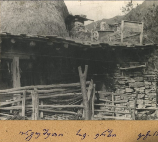 Центральный государственный исторический архив Грузии, расположенный в Тбилиси, продолжает выдавать историкам "АСМ Групп" уникальные исторические фотографии горной Ингушетии. На сегодняшних снимках - исчезнувшие постройки Башенного комплекса Эрзи.