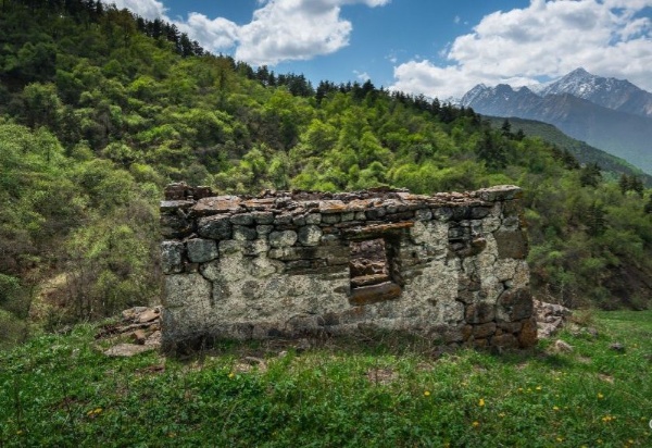 "АСМ Групп" продолжает работы по выявлению неучтенных исторических построек на территории горной Ингушетии и внесению их в создаваемую компанией при поддержке Благотворительного фонда "САФМАР" - Единую электронную базу памятников Ингушетии. Постройки, обладающие признаками объектов культурного наследия, также должны быть занесены в Реестр объектов культурного наследия Ингушетии для их юридической и фактической защиты.

Команда "АСМ Групп" закончила работы по изучению и выявлению построек и стел на Башенном комплексе "Кязи". В существующем Реестре находятся 14 объектов культурного наследия, включая башни и хозяйственные постройки. Специалисты "АСМ Групп" выявили на "Кязи" еще 51 исторический памятник, обладающий признаками объекта культурного наследия, среди которых - уникальные основания башен и большое количество стел.

"АСМ Групп" в настоящее время направляет в Комитет по охране объектов культурного наследия Ингушетии 51 заявление о включении выявленных объектов в Реестр вновь выявленных объектов культурного наследия Ингушетии. Надеемся, что в течение 90 рабочих дней еще 51 объект юридически станет выявленным объектом культурного наследия Российской Федерации и займет свое достойное место среди других уникальных памятников страны. "АСМ Групп" готово оказать всю дополнительную необходимую помощь, чтобы юридически защитить уникальные строения и стелы Башенного комплекса "Кязи".