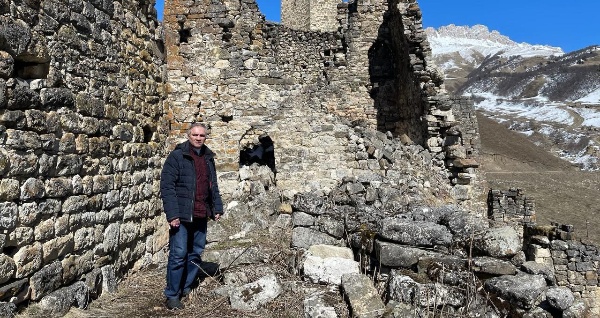 И.о. директора музея-заповедника Сампиев А.А. вместе с сотрудниками, в рамках плана работы, совершили инспекционную поездку к башенным поселениям «Цори» и «Оасег».

Средневековый комплекс «Цори» - один из крупнейших башенных комплексов - находится в самой восточной части Джейрахского района республики Ингушетия, на границе с Чечнёй и Грузией, на высоком горном выступе. Более точное его местонахождение – Гулойхийское ущелье. Находится башенный комплекс на высоте 1 170 м.

На данный момент на территории комплекса находятся три боевые башни, более трех десятков жилых, 12 склеповых могильников, раннемусульманские наземные захоронения, древний мавзолей, а также обнаружены следы двух речных мельниц. Если присмотреться, то на стенах башен можно увидеть интересные орнаменты, созданные из камней различного цвета. Существует немало свидетельств того, что ремесленники и зодчие, проживавшие в крепости, славились своим искусством на всю Ингушетию.

Боевые башни замкового ансамбля довольно высокие, хотя и сохранились не полностью. До сих пор можно заметить оконные проемы-бойницы, арочные перекрытия и ни на что не похожие соляные символы, повествующие о традициях древних ингушей. Вообще, несмотря на огромный возраст строений, на зданиях сохранилось множество орнаментов и декоративных фрагментов

Крыша боевой башни плоская с зубцами на углах, увенчанная конусообразными камнями. В Цори башни и сакли почти всего селения примыкают друг к другу, нагромождаясь ярусами и образуя один сплошной, сильно укрепленный замок.

Склепы разбросаны близ селения в нескольких местах. Сложены они из нетёсаных камней, на извести, имеют желтую облицовку и в каждом ярусе лазы – чаще прямоугольные, реже с полукруглым сводом. Более половина из них сохранились на всю высоту. А обрушившийся в 2022 году склеп был восстановлен осенью прошлого года.    

Башенный комплекс «Оасег» расположен в 500 метрах севернее Цори, прямо у автодороги. В прошлом комплекс имел 6 жилых башен высотой до трех этажей, с разнообразными пристройками, которые вместе с каменной оборонительной стеной составляли единый замковый комплекс периода позднего средневековья. Рядом высились две башнеобразные наземные коллективные склеповые усыпальницы. К нашим дням сохранилась лишь одна жилая башня. По предварительным итогам Всесоюзной переписи населения 1926 года в селении было зафиксировано 2 крестьянских хозяйства и 11 человек населения обоего пола.
Сотрудниками на месте был произведен сбор полевого материала, обследовано сохранность памятников, произведена фотофиксация.

На все объекты культурного наследия комплекса будут составлены акты технического состояния и направлены в вышестоящие организации.