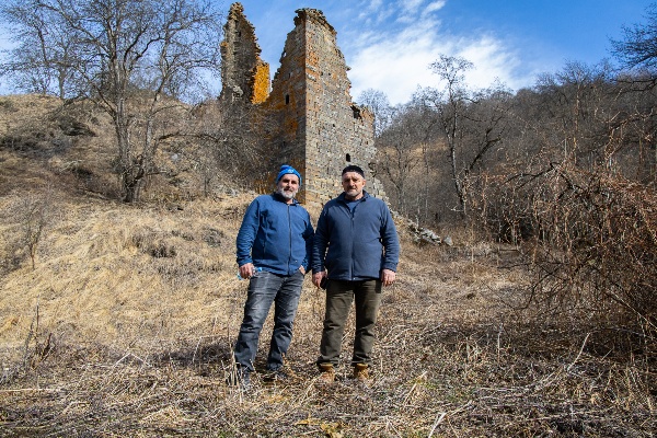 Работники Аргунского музея заповедника побывали в Бовлойском ущелье. Провели технические работы на четырех объектах культурного наследия.