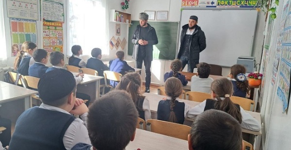 Сотрудники Джейрахско-Ассинского музея-заповедника провели с учениками НОШ с. п. Гули Джейрахского района профилактическую беседу о бережном отношении к объектам культурного наследия республики. В ходе беседы ребят познакомили с памятниками горной Ингушетии,  разъяснили их значение для истории и культуры, рассказали об охране памятников государством  в целом, и, в частности, о работе сотрудников музея-заповедника.  
Осматривая памятники необходимо проявлять высокую сознательность, соблюдать чистоту и порядок, нельзя делать попытки оставить на памятнике свои автографы, недопустимо брать что-либо "на память" от архитектурных памятников, они от этого могут потерять многое, а для вас это будет всего лишь ненужным сувениром. 
 
Мероприятие было проведено в целях пропаганды защиты и сохранения культурного наследия республики и морально-нравственного воспитания подрастающего поколения. 