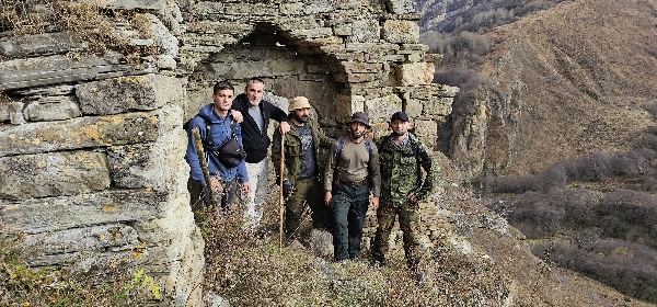 Сотрудники ГБУ «Аргунский музей-заповедник» совершили познавательную экскурсию в Галанчож к окрестностям локации Миндар-Юххе.

Целью выезда стало более глубокое изучение уникального объекта истории и культуры Чеченской Республики.

Группа специалистов вместе с группой внимательно осмотрела территорию памятника культуры.

Экскурсия стала не просто прогулкой по историческому месту, а настоящим погружением в прошлое. Сотрудники музея ответили на вопросы интересующихся, и рассказали им местные легенды, поскольку сохранение и популяризация культурного наследия – важная миссия ГБУ «Аргунский музей-заповедник».