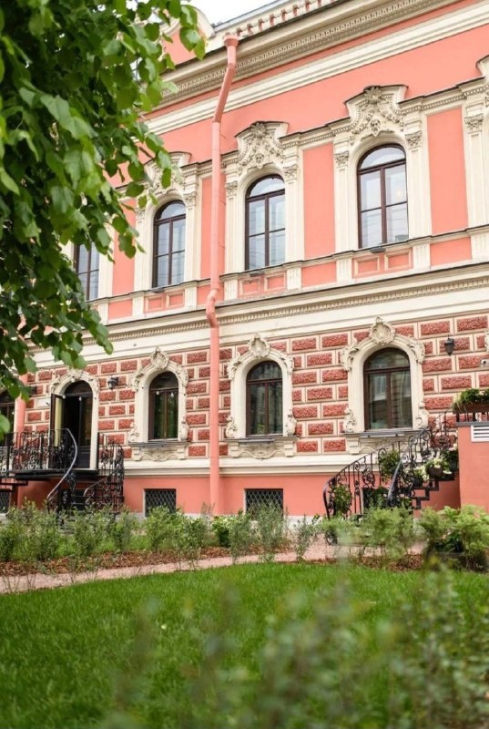 После масштабной реновации и реставрации "Особняк Мясникова" на улице Восстания в Петербурге, открывает пространство внутреннего двора.

Возле ресторанов Joli Grand Bistrot и Juan Cantina Espanola теперь цветущий сад, воссозданный по историческим данным, вернув ему дореволюционный облик конца XIX века. Уже в августе появится утраченный в советское время каменный фонтан. 

16 июня здесь пройдет арт-бранч в честь открытия двора совместно с ювелирным домом Anna Nova и рестораном Avocado Queen.

"Особняк Мясникова" - Лучший проект реставрации Петербурга 2008 года от "АСМ".