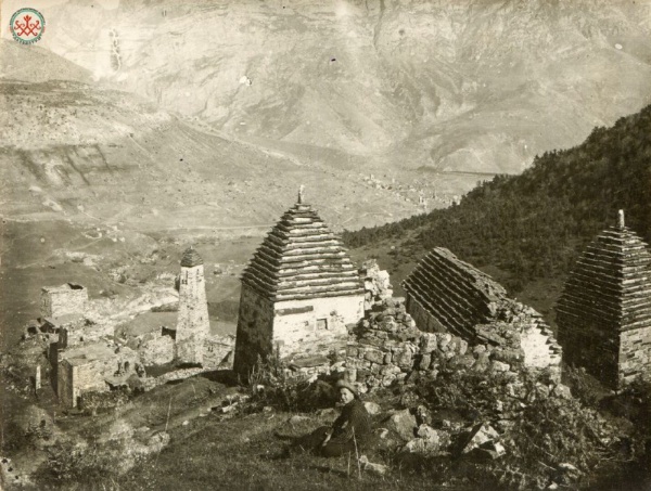 Башенная архитектура Ингушетии в трудах исследователей и учёных.

В середине XVIII века грузинский историк Вахушти Багратиони, посещая труднодоступные горные районы, отмечал, что ингуши «умеют строить из камня на извести и из них воздвигают дома, башни и укрепления».

В XVIII- начале-XIX вв. появляются работы научно-исследовательского характера. Этнографические исследования, появившиеся в этот период, тесно связаны с изучением памятников каменного зодчества ингушей и других народов Кавказа.

В научных экспедициях на Северном Кавказе принимали активное участие такие ученые как – П.С. Паллас, Г.Ю. Клапрот, И.Л. Гюльденштедт, Ф. Паррот, М. Энгельгарт, которые позднее обращались к исследуемой проблеме.

В начале XX вв. начался советский этап изучения памятников горной Ингушетии и этот период был представлен трудами –А.Ф. Голдштейна, Л.П. Семёнова, И.П. Щеблыкина, Е.И. Крупнова, В.П. Кобычева, А.И. Робакидзе, М.М. Базоркина и др.

В 1925-1932 г. археологические и этнографические экспедиции в горах Ингушетии проводил ученый Л.П. Семенов. В своих отчетах он писал: «В ингушских памятниках отражена смена трех религий, последовательно сменявших одна другую: языческую (наиболее древняя), христианскую (начавшая проникать в XII в.), мусульманскую(проникшая в XVII в.).

Значительную роль в изучении памятников археологии горной Ингушетии сыграл Е. И. Крупнов под руководством, которого в Ингушетии проводились работы археологических экспедиций Государственного исторического музея (ГИМ). В ГИМе были напечатаны его первые научные труды, посвященные древней и средневековой Ингушетии.

Общее описание боевых и жилых башен, замковых сооружений, храмов, склепов и святилищ дает художник-этнограф И.П. Щеблыкин,  участвовавший в экспедициях в горную Ингушетию вместе с Л.П. Семеновым.

На современном этапе изучения параллельно с исследованиями М. Мужухоева, Д.Ю. Чахкиева появились труды ученых – Р. Мунчаева, В.И. Марковина, В.Б. Виноградова, В.Х. Тменова, И.М. Мизиева и многих других.

Среди этих исследований особо следует отметить монографию В.И. Марковина, в которой даются описания традиционной архитектуры Ингушетии и других регионов Северного Кавказа.

Открытые им циклопические строения горной Ингушетии, датировка ряда поселений в горах, уходящих корнями в III тыс. до н. э. и многое другое имеют важное научное значение.

Изучение памятников горной Ингушетии дает нам определенное представление об экономической и социальной дифференциации общества. Эти памятники свидетельствуют о связях с другими народами Кавказа.
