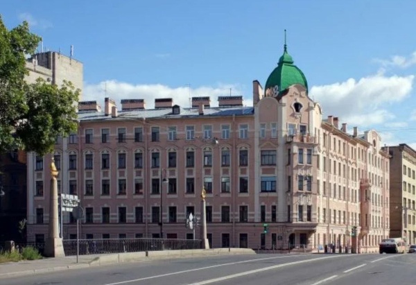 КГИОП Петербурга сообщает, что Дом Рейхеля на углу 8 линии Васильевского острова и набережной реки Смоленки обрел статус обьекта культурного наследия регионального значения. 

Здание построено в 1909-1910 годах по проекту архитектора Василия Вейса для общежития работников механического и оптического завода Н.И.Рейхеля. Позднее здесь разместился и сам завод. При советской власти и после эмиграции семьи Рейхелей в Финляндию завод был национализирован и вошел в состав Ленинградского оптико-механического объединения.