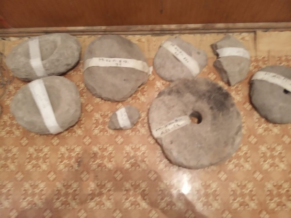 В ингушском государственном музее краеведения имени Тугана Мальсагова прошла торжественная церемония передачи представителями  Института археологии Кавказа более 200 археологических предметов, представляющие большой научный интерес.

Археологические раскопки, представленные в виде предметов быта, керамики, орудий труда, ювелирных украшений, были обнаружены в 2018 г. во время реконструкции федеральной автодороги «Кавказ» в Гамурзиевском административном округе и почти шесть лет хранились в Институте археологии Кавказа и за это время были детально изучены.

Ученые относят эти находки к кобанской археологической культуре позднего бронзового и раннего железных веков.   

Директор Института археологии Кавказа Бияслан Атабиев отмечает, что значимость этих находок выходит далеко за пределы Кавказа: «Керамические сосуды, произведения ювелирного искусства, имеющиеся среди передаваемых артефактов, дают представление о торговых путях, о торговых экономических связях, об уровне социально-экономического развития общества». 

Следует отметить, что работники Института археологии Кавказа провели большую работу по описанию и картографии этих предметов. Всего этих артефактов насчитывается более 4000, "приехавшие" в республику 200 предметов - это всего лишь первая партия, работа по возвращению оставшейся части будет продолжена.

Передача артефактов ингушскому музею краеведения состоялась благодаря совместной работе руководителя Комитета Государственной охраны объектов культурного наследия Кодзоева Т. У.,  и. о. директора Джейрахско-Ассинского музея-заповедника Сампиева А. А. и   директора Института археологии Кавказа Бияслана Атабиева, которые еще в конце 2023 года пришли к взаимному соглашению о возвращении всех находок  на свою историческую родину.