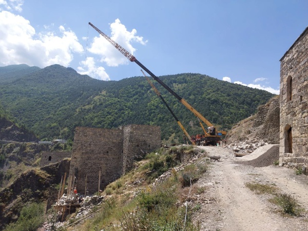 Сегодня специалисты "АСМ Групп" провели авторский надзор за реставрацией Башенного комплекса Эбан в горной Ингушетии. На днях в одной из жилых башен комплекса при разборе каменных завалов и откопке земли была обнаружена историческая каменная лестница.