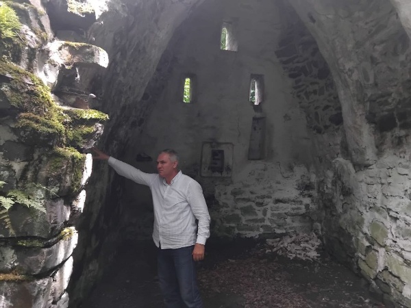 В рамках плана работы по визуальному осмотру технического состояния объектов культурного наследия, сотрудниками Джейрахско-Ассинского музея-заповедника была совершена инспекционная поездка к храму-святилищу «Итаз-Ерда».

Итаз-Ерда - один из самых крупных храмов-святилищ горной Ингушетии, находится южнее посёлка Ольгети, на склоне лесистой горы бокового ущелья р. Арчхи Джейрахского района Ингушетии. В ходе проведенного визуального осмотра, нами было установлено неудовлетворительное состояние памятника, несмотря на то, что он сохранился на всю высоту. 

Размеры в плане: 4.97×10.34 м., высота 4.52 м. Сооружение в плане прямоугольное, вытянуто с востока на запад. Стены выложены из грубо обработанных камней на известковом растворе. Снаружи покрыты известковой обмазкой. Пол без покрытия. 

Памятник был исследован в 1969–1970 годах. Внутри нашли большое количество рогов жертвенных животных (быков, туров, косуль, коз, оленей), а также железные наконечники стрел и фрагменты керамики.

Сейчас храм частично обрушен. Состояние аварийное, ранее работы по сохранению не проводились. Требуются ремонтно-восстановительные  работы. 

История каждого села связана с какой-либо легендой или преданиями. Помимо предания о выдающейся личности, чьим именем назван этот храм,  существует еще одна старинная история, которое передается жителями селения Ольгетти из поколения в поколение. Сказание гласит, что на этом месте, где расположен храм, категорически нельзя вырубать деревья, так как это место считается сакральным (также, как и все места, где располагаются храмы-святилища) : срубивший дерево должен скоро умереть. Жители близлежащих селений и до наших дней продолжают верить в это предание, и до сих пор не решаются рубить кустарники и деревья в этом поистине священном месте.