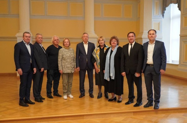 В Доме Пашкова на Литейном проспекте 37-39 губернатор Санкт-Петербурга А. Беглов торжественно открыл "Дом Реставратора".

В отличие от архитекторов, композиторов и журналистов, у петербургских реставраторов до сих пор не было своего дома для профессиональных встреч и обмена опытом. В мероприятии приняли участие несколько людей имеющих прямое отношение к реставрации и несколько людей не имеющих к ней отношения.