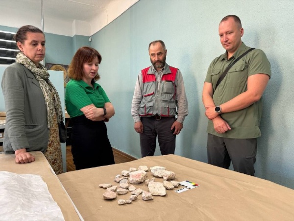 В Пскове состоялась передача уникальных артефактов в мастерскую реставрации монументальной живописи Псковского музея-заповедника.

Исторические фрагменты штукатурки с сохранившимися красочными слоями были найдены специалистами "АСМ Групп" в августе прошлого года при вскрытии полов на объекте культурного наследия ЮНЕСКО - "Церковь Архангела Михаила с колокольней".

Находки попадут для изучения в руки специалистов, а мы будем ждать результаты исследований. Не исключено, что артефакты могут относиться к XVI веку.

Руководство работами - АНО "Возрождение объектов культурного наследия города Пскова и Псковской области".