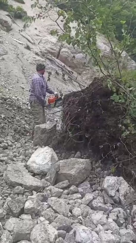 Сотрудники Сунженского лесопожарного центра очистили дороги, проходящей вдоль живописного Ассиновского ущелья.

Чтобы обеспечить пожарную и санитарную безопасность, дорожное полотно и обочины были тщательно очищены от мусора, порубочных остатков, сухостоя и мелкого древесного подроста.

Это необходимо, ведь такие участки представляют опасность как для проезжающих автомобилей, так и для отдыхающих.