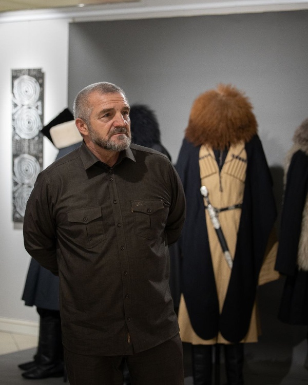 10 сентября 2025 года в Государственной галерее имени А. А. Кадырова прошла итоговая выставка-презентация масштабного культурного проекта «ВЕРТ».

Автором проекта выступила Зульфия Султановна Бакараева, директор ассоциации «Чечен Этно». В основу «ВЕРТ» легло фундаментальное исследование истории национального костюма, включающее работу с ведущими экспертами и детальную реконструкцию исторических образов.

В мероприятии приняли участие сотрудники ГБУ «Аргунский музей-заповедник». Директор музея выступил с текстом о значимости культурных проектов.

Проект «ВЕРТ» вносит значительный вклад в сохранение и популяризацию традиционной культуры, демонстрируя, как историческое наследие может органично существовать в современном культурном пространстве.