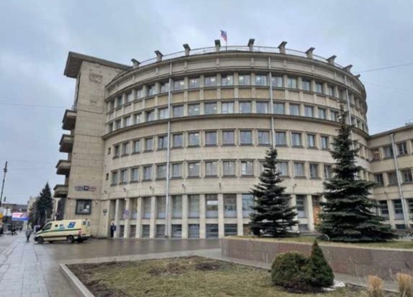 Здание Московского райсовета на Московском проспекте, 129 в Петербурге признано региональным памятником. Оно построено в 1930-1935 годах по проекту архитекторов Игоря Фомина, Валентина Даугуля и Бориса Серебровского.

Построенное на стыке двух архитектурных стилей: конструктивизма и арт-деко, здание Московского районного Совета депутатов трудящихся отразило в себе "смену вех" в архитектуре.

Фото - КГИОП СПб.