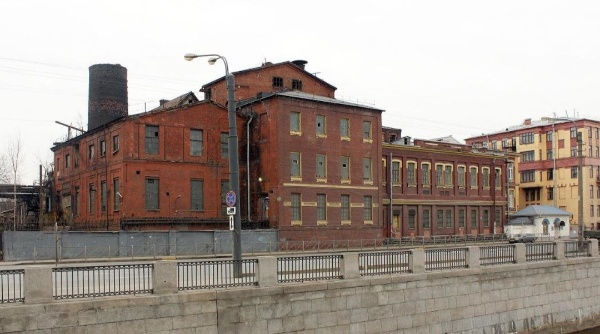 КГИОП Санкт-Петербурга присвоил статус регионального памятника зданию электростанции "Общества электрического освещения 1886 года" на Обводном канале.

Территория вокруг будущей электростанции начала формироваться во второй половине XVIII века после прокладки Обводного канала. Участок приобрел известность в конце XIX века, когда основавший компанию Павел Николаевич Яблочков построил там первую петербургскую электростанцию. Однако, несмотря на инновационные разработки, предприятие вскоре оказалось нерентабельным и перешло в управление к известному немецкому предпринимателю Карлу Сименсу. Новая электростанция была построена в рекордные сроки с 1897 по 1898 года и первоначально состояла из трех основных корпусов. На момент постройки Общество электрического освещения было крупнейшим в столице и обеспечивало электричеством более половины домов и предприятий города.

Новость, так новость, учитывая, что сегодня "АСМ Групп" совместно с компаниями УРБИС СПб и КБ ВИПС разрабатывает проект реставрации и приспособления исторических построек электростанции.