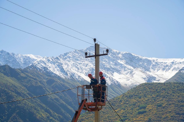В Джейрахском районе Ингушетии ведутся работы по подготовке электросетевой инфраструктуры к зимнему периоду.

Филиал «Россети Северный Кавказ» – «Ингушэнерго» реализует комплекс технических мероприятий, на которые направлено свыше 3 млн рублей. Это позволит повысить надежность электроснабжения для более чем 3,3 тыс. жителей и 30 социальных объектов горной зоны.

Учитывая суровые климатические условия высокогорья, специалисты применяют современные решения: на линиях электропередачи заменяют устаревшие провода на самонесущий изолированный провод протяжённостью более 5 км.

Уже проведена замена поврежденных опор, расчистка просек, а также ремонт трансформаторных подстанций. Эти меры позволят свести к минимуму аварийные ситуации и обеспечить бесперебойную работу энергетической системы района.
