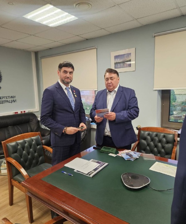 «Армхи» получит надежное энергоснабжение.

Председатель Правительства Ингушетии Владимир Сластенин провел в Москве рабочую встречу с заместителем Министра энергетики РФ Петром Конюшенко и заместителем гендиректора ПАО «Россети» Алексеем Мольским. В обсуждении также принял участие советник Главы Республики Ингушетия Олег Фурсов.

Ключевой вопрос: обеспечение бесперебойного электроснабжения ВТРК «Армхи».

Главное решение: рассматривается подключение курорта к Эзминской ГЭС! Также обсуждались варианты модернизации действующих и строительства новых энергообъектов.

 Владимир Сластенин подчеркнул стратегическое значение «Армхи» не только для Ингушетии, но и для всего Северного Кавказа. 

«Надежное энергоснабжение — ключевой фактор для успешного развития курорта и раскрытия его туристического потенциала», - отметил премьер.