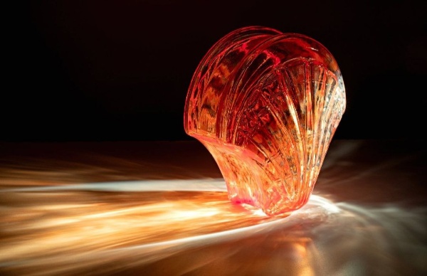 С 17 мая по 21 сентября в Выборгском замке представят масштабную коллекцию кирпичей Фальконье и старинных стеклянных архитектурных элементов.

На выставке "Свет сквозь время: архитектурное стекло в орбите Фальконье" представят напольные призмы и иллюминаторы, оконные призмы Люксфер, стекла Капплер, стеклянную черепицу, разнообразные ручки со стеклянными валиками, советские стеклоблоки и многое другое стеклянное. Особое место в экспозиции займут подлинные каталоги и прейскуранты начала ХХ века, подтверждающие аутентичность коллекции.