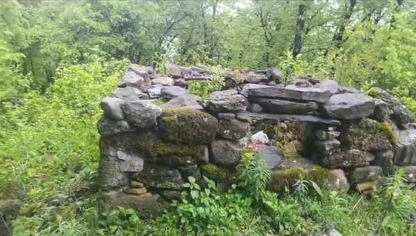 Сотрудниками музея-заповедника был совершен мониторинг культового памятника «Сампай-Чуг», который расположен в 200 метрах юго-западнее боевой башни Цуровых башенного комплекса Верхний Джейрах.

Постройка прямоугольная (2,90 х 2,50 м). Изначально сооружение имело двускатно-ступенчатую (сланцевую) крышу. В центре ее фасадной северной стены был устроен сводчатый дверной проем. Камера святилища имела ложносводчатую конструкцию. Арки вообще отсутствовали. В стенах камеры наблюдались небольшие прямоугольные ниши. Возведено культовое строение не очень аккуратно, на известковом растворе. Кладка стен полигональная, приближающаяся к порядковой. Археологическая расчистка храма-святилища была осуществлена М.Б.Мужехоевым в 1981 году. В итоге здесь были обнаружены многочисленные кости и рога жертвенных животных, наконечники стрел.   Культовое сооружение было посвящено покровителю домашнего очага (Чахкиев Д.Ю. Древности горной Ингушетии).

Сотрудниками музея-заповедника были проведены обмеры объекта, произведена фотофиксация.

На сегодняшний день храм-святилище в неудовлетворительном состоянии. Крыша не сохранилась. Максимальная высота сохранившихся стен составляет 1,20 м. Площадь в основании 7,25 кв.м. Толщина стен от 55 до 60 см (полевой материал).