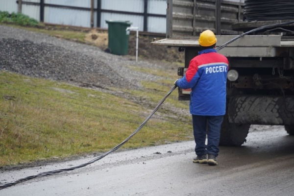 Энергетики завершили капремонт ЛЭП в с. Гази-Юрт.

Специалисты филиала  «Россети Северный Кавказ» – «Ингушэнерго» обновили линию электропередачи 0,4 кВ, которая снабжает электроэнергией 20 домов на улице Свободы.

Что сделано:
Заменено почти 900 метров устаревшего провода на современный самонесущий изолированный провод (СИП).
Новая проводка повышает надежность и безопасность энергоснабжения.

Преимущества новых линий:
Защита от коротких замыканий и обрывов даже при сильном ветре.
 Изоляция предотвращает обледенение и налипание снега.
Снижение рисков, связанных с нарушением правил электробезопасности.
 Пожаробезопасный провод российского производства обеспечивает стабильную подачу электричества.