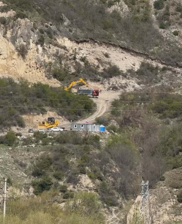 Работы по  добыче доломитового камня  на карьере «Фуртогский-2» идут полным ходом. 

Добываемый здесь камень сильно приближен по своим свойствам к тому, из которого были возведены башенные комплексы.