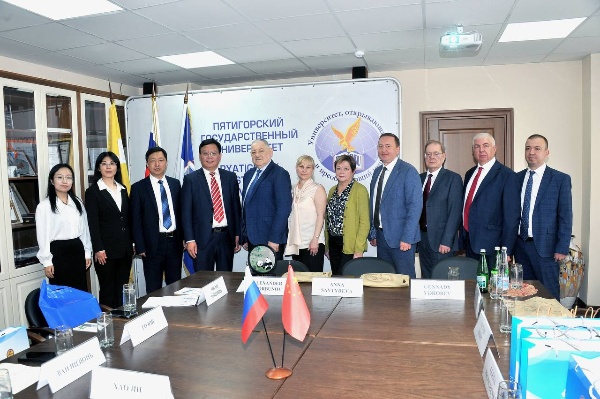 ПГУ продолжает расширять международное сотрудничество в сфере образования.

Одним из важных итогов приёмной кампании 2025 года стал приём студентов из КНР на совместную программу бакалавриата по направлению «Информационная безопасность».

Кроме того, ещё 114 студентов Ляонинского политехнического университета начали обучение по программе двух дипломов, которая реализуется с 2022 года.

Такой результат подтверждает высокий статус российского образования и интерес иностранных студентов к программам ПГУ.

Обучение завершится в Пятигорске, где студенты получат современные знания и навыки в области кибербезопасности.