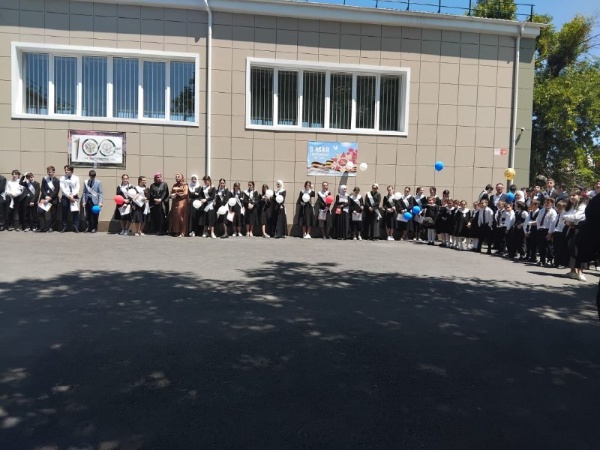 Руководитель Комитета Государственной охраны ОКН РИ Кодзоев Т. У. и и.о.директора Джейрахско-Ассинского музея-заповедника Сампиев А. А. посетили праздничное мероприятие по окончанию учебного года в ГБОУ "СОШ 8 г. Назрань".
 
Ахмедхан Алиханович поздравил выпускников с окончанием школы, пожелал им наметить себе цель и идти к ней самыми правильными путями, не забывать своих учителей и наставников, давших им старт в жизни.

А самое главное любить, уважать свой край, свою республику! "Пусть у Вас всё получится, пусть впереди Вас ждут только удачи и большие перспективы!"