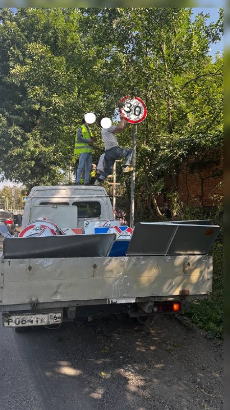 В целях безопасности дорожного движения в Джейрахе  ведутся работы по установке дорожных знаков и металлических опор.

Всего будет установлено 62  конструкций, которые будут соответствовать основным техническим требованиям  по ГОСТу.

Также ведутся работы по покраске     подпорных стен и  бетонных дорожно-защитных ограждений вдоль центральной дороги.