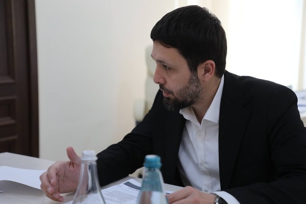 Вице-премьер Юсуп Зурабовов обсудил проект по созданию индустриального парка «Джейрах». В рамках бизнес-инициативы по созданию парка площадью 31 га предусмотрена добыча и переработка доломита, строительство карьерной и внешней дороги. 
Проект находится на начальной стадии реализации, ведется поиск источников финансирования.
 
Годовой объем производимой продукции составит 236 тыс. тонн изделий из доломита в го, при выходе на проектную мощность выручка составит 560,5 млн руб. в год. 

Планируется производство сухих строительных смесей, удобрений и пищевых добавок в рацион сельскохозяйственных животных, минеральная вата, декоративный камень, тротуарная плитка и др.
 
На территории будущего парка располагается простаивающее предприятие «Кавдоломит», которое простаивает, однако реорганизовывается.

Проект планируется запустить в 2027 году. Реализация проекта позволит создать до 50 дополнительных рабочих мест.