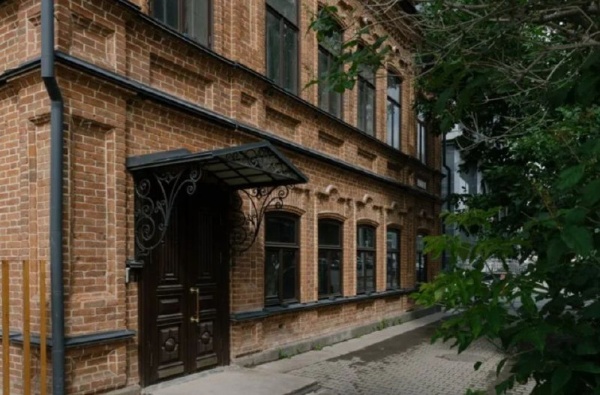 Девелопер "Брусника" завершил реставрацию объекта культурного наследия "Дом Фоминых" на улице Розы Люксембург в Екатеринбурге. В процессе реставрации кирпичную кладку расчистили от масляной краски, в результате чего выявились следы многочисленных перестроек дома - еще со времен первого владельца, мещанина Аверьяна Фоминых. На фасадах можно различить кладку разных временных периодов, с восстановленными участками из аутентичного кирпича. Помимо этого, были проведены работы по восстановлению исторических окон XIX века, устройству кровли и лестниц, а также полностью обновлены инженерные коммуникации.

Первоначально владельцем дома являлся мещанин Фоминых, в 1920-х годах, после национализации здания, оно было переоборудовано под коммунальные квартиры.