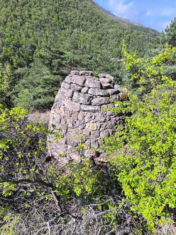 Ядрообразный мавзолей «Товханти», одноименной башенной усадьбы, расположенной напротив комплекса «Меллери», на западном склоне горы.  

Усадьба состоит из 1 двухэтажной жилой башни "Зовр-г1ала", с восточной стороны к которой пристроен дворик и одного ядрообразного мавзолея, возведенного в конце 18 века и расположенного в 15 метрах южнее башни. В южной части мавзолея, в 20 см от земли расположено окно (45х55 см).  

Состояние объекта удовлетворительное, наблюдается частичное разрушение верхушки крыши, во внутренней части имеются следы обвала потолка. Сохранился на всю высоту. 

Мавзолей – это тип погребальных сооружений, монументальная мемориальная наземная постройка.

В наши дни мавзолеем называют монументальное сооружение с отсеком для хранения останков умершего и одним или несколькими залами, использующимися часто как поминальные. 

Мавзолеи строились не до, а после смерти человека и воздвигались, как правило, в честь крупных правителей, знатных или выдающихся, в какой-либо области, людей. 

Разный профессиональный уровень мастерства зодчих свидетельствует о разных периодах строительства мавзолеев. Важно отметить, что в отличии от других сооружений погребального характера на Северном Кавказе, Ингушские мавзолеи и склепы строились без применения раствора, а двускатные и четырехскатные кровли возводились в технике ложного свода.