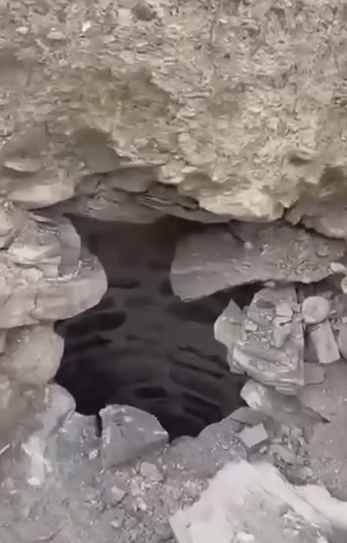 В башенном комплексе Эбан в горной Ингушетии обнаружен колодец, который неизвестно, сколько лет, а может и веков, был скрыт от людских глаз.

Эбан — это башенный комплекс c одной боевой башней и 12 жилыми. Он был разрушен во время карательной экспедиции царских войск в горную Ингушетию в 1830 г. Руины комплекса сейчас можно увидеть при выезде из села Джейрах, у моста через реку Армхи.