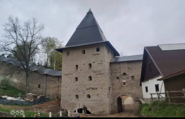 Реставрация "Башни Нижних решеток" Псково-Печерского монастыря по проекту "АСМ Групп" выходит на финишный этап.

Построенная в период Ливонской войны в 1558-1565 годах, во времена игумена Корнилия, по приказу Ивана Грозного, башня является боевой, водопропускной и воротной. Имеет три яруса с бойницами. После пожара 1688 года  башня потеряла военное значение и продолжала разрушаться.

Памятнику архитектуры возвращен исторический облик. Сегодня завершается восстановление свода проездной арки и двух ворот.