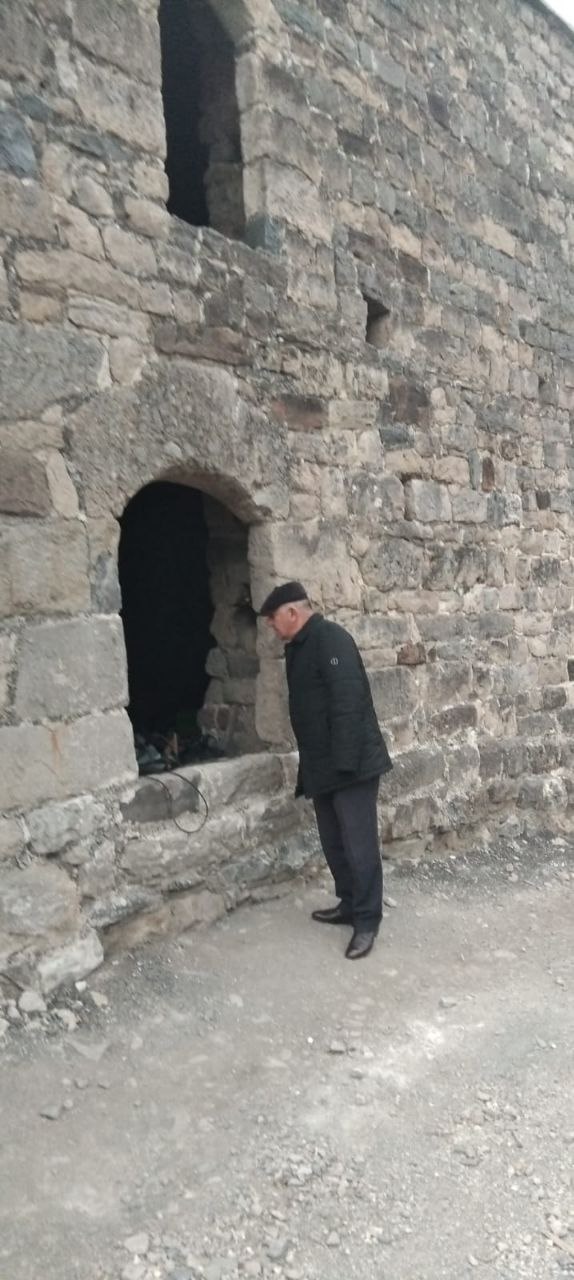 Сотрудниками Джейрахско-Ассинского музея-заповедника, в рамках плана работы – надзор за проведением реставрационных, консервационных и противоаварийных работ по сохранению историко-архитектурных объектов на территории музея-заповедника, была совершена инспекционная поездка к башенному поселению «Эбан».

Эбан – село в Джейрахском районе Ингушетии, в составе сельского поселения Бейни, расположено в начале Джейрахского ущелья, на крутом правом берегу реки Армхи в пяти километрах от Военно-грузинской дороги. Рядом находится поворот на центр сельского поселения — аул Бейни.

Башенный комплекс Эбан был разрушен во время карательной экспедиции царских войск в горную Ингушетию в 1830 г.

Некогда в этом ауле возвышались боевые и жилые башни.  

В настоящее время на комплексе идут восстановительные работы.