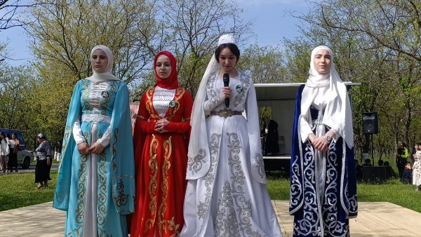 В Сунженском районном Доме культуры состоялся ежегодный фольклорный фестиваль "Тушоли".

В рамках конкурсной программы "Малха-Аза" свои таланты продемонстрировали ученицы образовательных школ Сунженского района.

Мероприятие посетили почетные гости, среди которых были Советник уполномоченного при Президенте РФ по правам ребенка Кристина Владимировна, Уполномоченная по правам ребенка в Республике Ингушетия Зарема Чахкиева, представители различных городов и районов Ингушетии, а также главный специалист РДНТ Асет Абдурзакова.

Праздничную атмосферу мероприятия поддержали выступления хореографического коллектива "Эзди", а также сольные номера Заслуженных работников культуры РИ. По завершении конкурсной программы победительницам были вручены ценные памятные подарки.