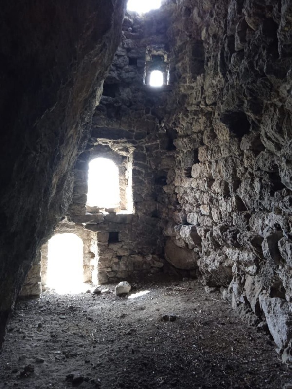 Уникальный памятник в горах Ингушетии, сохранившийся в первозданном виде – Дзауркъонги-Джел. Находится в 2 км севернее села Верхний Гули. Башня имеет три яруса. Поразительно, что крышей башни служит огромный валун, к которой она пристроена.

По преданию, которое дошло до наших дней, ее построил искусный мастер-зодчий из представителей тейпа Дзауровых. Первый и второй этажи он соорудил для овец, а третий этаж для пастуха, который присматривал за ними. На второй этаж овец загоняли с помощью трампа. Вокруг этой башни были пастбища, днем он там пас овец, а в вечернее время, чтобы не отгонять ее домой, он загонял в эту овчарню.        

Постройка имеет два входных проема на первый и второй ярус, а на третьем этаже имеются небольшие прямоугольные лазы-отверстия, которые, возможно, служили для вентиляции, или для наблюдения.

Деревянные перекрытия, с помощью которых обеспечивалось разделение ярусов, к нашим дням не сохранились.  

Памятник сохранил хорошее состояние, благодаря тому, что он пристроен к скале, которая обеспечивает ему защитную функцию. Находится в границах Джейрахско-Ассинского государственного историко-архитектурного и природного музея-заповедника. Подлежит государственной охране.