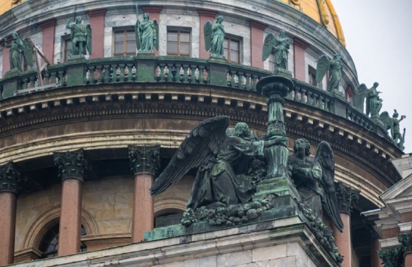 С балюстрады Исаакиевского собора в Петербурге сняли строительные леса.

Завершена реставрация кирпичной кладки и укреплены металлические конструкции, восстановлены рельефы и декор, выполнена система вентиляции купола. Работы продолжались с 2023 года.

Материалы - Пиотровский Online