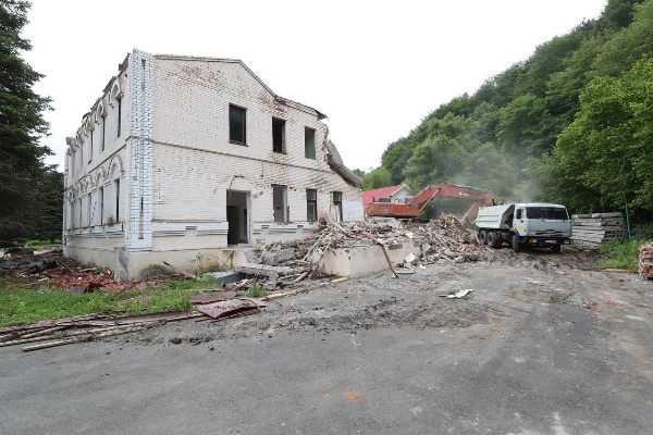 В селе Сурхахи Назрановского района начались работы по модернизации Дома ветеранов. 

 Здание 1992 года постройки ждёт полное преображение! 

По инициативе Главы Ингушетии Махмуд-Али Калиматова двухэтажный корпус будет полностью демонтирован, а на его месте появится новый, трёхэтажный. 

 Что будет сделано:

⦁ Полная перепланировка здания

⦁ Увеличение количества мест с 30 до 40

⦁ Качественная медицинская и психологическая реабилитация