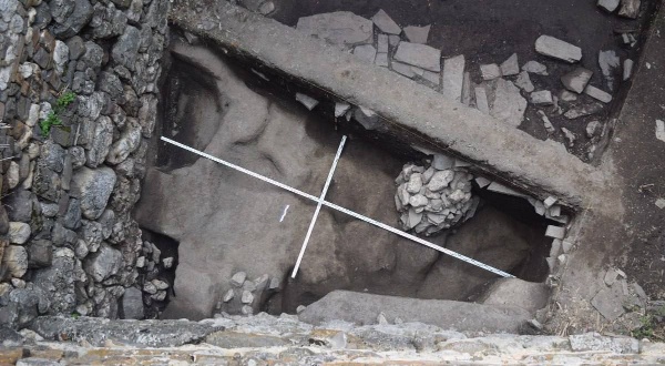 В ходе археологических исследований внутри одной из жилых башен Башенного комплекса "Тумги" в горной Ингушетии российские археологи сделали уникальное открытие - под культурным слоем выявлены фрагменты древнего поселения, предположительно относящегося к бронзовому веку. Это событие вызвало огромный интерес как среди исследователей, так и общественности.

Особое внимание привлекли регулярность расположения камней и наличие сложной системы укреплений, аналогов которым пока не обнаружено в соседних регионах Северного Кавказа. Специалисты предполагают, что найденные структуры могли служить местом проживания и убежищем для ранних представителей местного населения, сыгравших ключевую роль в этногенезе современных ингушей.