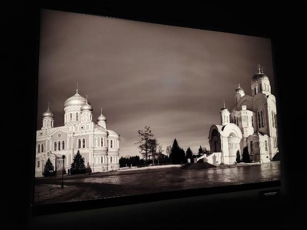 Архитекторы "АСМ Групп" посетили Третьяковскую галерею и ознакомились с работами фотовыставки "Стена и слово. Русский монастырь на границе с небом." 

Более 80 черно-белых фоторабот представляют архитектуру и историю 10 русских монастырей, расположенных в разных уголках России. Безусловно приятно было ознакомиться с необычными фото по Псково-Печерскому монастырю, где в настоящее время работает команда "АСМ Групп". 

Компанию в осмотре составили Хондзинский Николай - дирижер Мариинского театра, Хашиев Алихан - вице-президент корпорации "Синергия" и Милехин Андрей - профессор МГУ, а саму экскурсию по выставке провел один из ее авторов - Эдуард Бояков - художественный руководитель МХАТ им. М.Горького, создатель фестивалей "Золотая маска" и "Новая драма".
