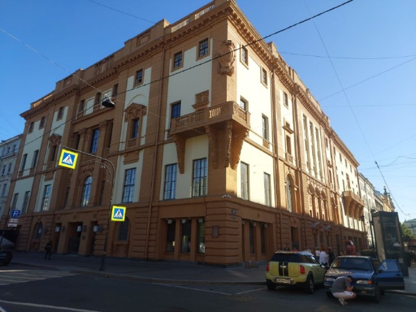 Прошло уже два года, как преобразились отреставрированные фасады объекта культурного наследия федерального значения "Санкт-Петербургское Благородное собрание" на углу Малой Садовой и Итальянской улиц в Санкт-Петербурге. 

Второе название здания - "Дом радио", поскольку именно отсюда в годы блокады вело свою трансляцию ленинградское радио.

Проект реставрации от "АСМ Групп".