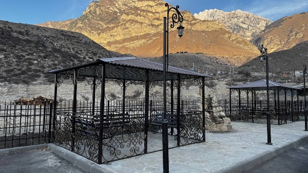 Программа «Формирование современной городской среды на территории Республики Ингушетия на 2018–2030 годы» направлена на улучшение качества жизни населения и сохранение уникальности региона. Одним из ключевых проектов является благоустройство улицы Льянова возле пограничного поста «Фуртоуг».

Работы включают укладку прочной и эстетичной тротуарной плитки, установку удобных беседок для отдыха, озеленение территории деревьями и кустарниками, а также монтаж современного уличного освещения. Эти меры создают комфортные условия для прогулок и способствуют повышению уровня экологической культуры среди местных жителей и туристов.

Благодаря данному проекту улица приобретает новый облик, становится привлекательной и безопасной в любое время суток, что способствует развитию туристической инфраструктуры и улучшению общего впечатления от посещения Ингушетии.