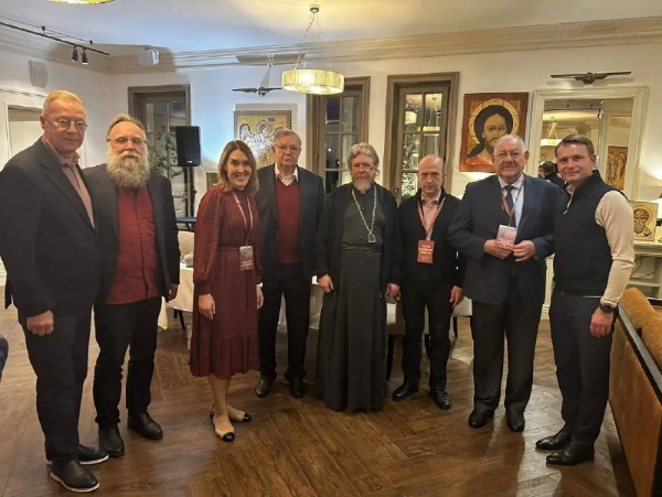 В Музейно-храмовом комплексе «Новый Херсонес» состоялся всероссийский семинар с участием Министра науки и высшего образования РФ Валерия Фалькова. 

Участники обсудили формирование социогуманитарной части единого ядра высшего образования – основу новой модели, которая объединит гуманитарные дисциплины для всех студентов вузов России.

От ПГУ в дискуссии принял участие ректор, председатель Совета ректоров вузов СКФО, профессор Александр Павлович Горбунов, подчеркнув: «Фундаментальность социогуманитарного ядра в жизненном, деятельностном плане выше фундаментальности естественнонаучного и технологического компонентов образования».