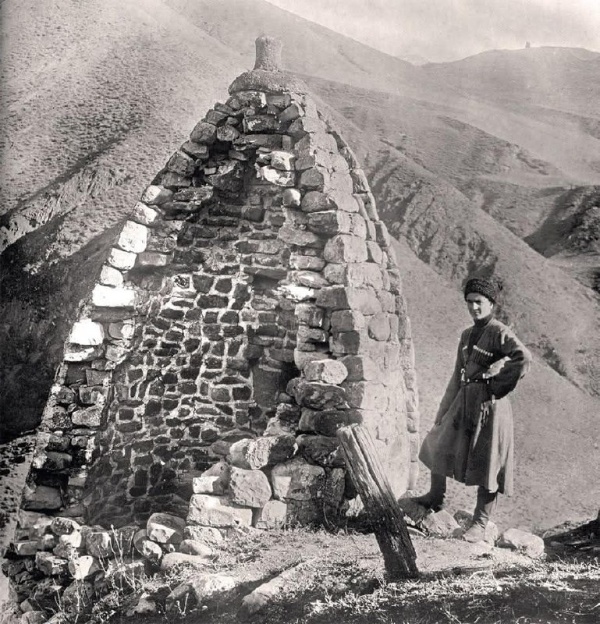 На фотографиях изображен ядрообразный мавзолей в Нижнем Джейрахе в 1940-е гг и сегодня. Время –это один из естественных факторов разрушения и деформации памятников, сюда же еще относятся климат, вода, ветер, солнце, подвижки почвы, стихийные природные явления.

На сегодняшний день в горной Ингушетии зафиксировано 12 ядрообразных мавзолеев различной степени сохранности.

Мавзолеи, в отличии от склепов, строили не до, а только после смерти человека и возводили их, по мнению историков, в честь знатных, выдающихся людей.

В эти дни, сотрудниками музея-заповедника, был совершен обход данного памятника и произведена фотофиксация его современного состояния.