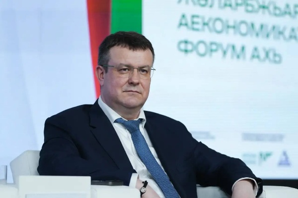 Россия и Абхазия запускают новый этап развития инфраструктуры для инвестиций.

В Сухуме в рамках Международного экономического форума «Абхазия — инвестиции в будущее» состоялся круглый стол «Роль государства в поддержке инвестиционной деятельности».

В обсуждении приняли участие представители органов власти Республики Абхазия и Российской Федерации, институтов развития, банковского и делового сообщества, а также потенциальные инвесторы. 

Российскую сторону представили заместитель министра экономического развития РФ Сергей Назаров и генеральный директор Кавказ.РФ Андрей Юмшанов.

Ключевой темой обсуждения стали механизмы, направленные на создание условий для роста инвестиционной активности и запуска новых проектов.

Сергей Назаров отметил, что за последние годы совместная работа России и Абхазии позволила сформировать базу для дальнейшего развития республики. Реализованы проекты в социальной сфере, модернизированы транспортная и инженерная инфраструктура.  

«Сегодня у Абхазии есть все предпосылки для устойчивого экономического роста — это и положительная динамика ключевых показателей, и высокий интерес со стороны инвесторов. При этом ключевая задача — не только в расширении мер поддержки, а в формировании понятных и равных условий для ведения бизнеса. Важно обеспечить прозрачные правила, при которых такие меры действительно будут работать и создавать стимулы для долгосрочных инвестиций. Это позволит сформировать устойчивую инвестиционную модель и раскрыть», потенциал экономики республики,
— подчеркнул Сергей Назаров.