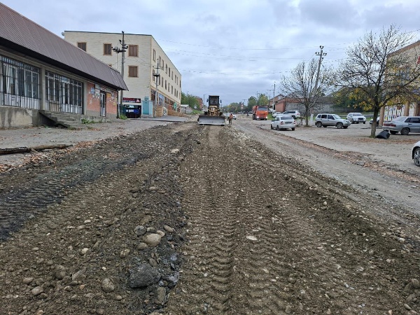 В с.п. Яндаре ведутся масштабные работы по реконструкции автодороги.

Подрядная организация продолжает капитальный ремонт и комплексное благоустройство участка автомобильной дороги по улице Орджоникидзе.

Протяжённость обновляемого участка — более 5200 метров.

Помимо замены асфальтового покрытия, проект включает: обновление и обустройство новых тротуаров, установку остановочных пунктов, приведение в соответствие со стандартами пешеходных переходов у школ №1 и №2.

Реализация проекта позволит значительно повысить качество дорожной инфраструктуры и безопасность движения.