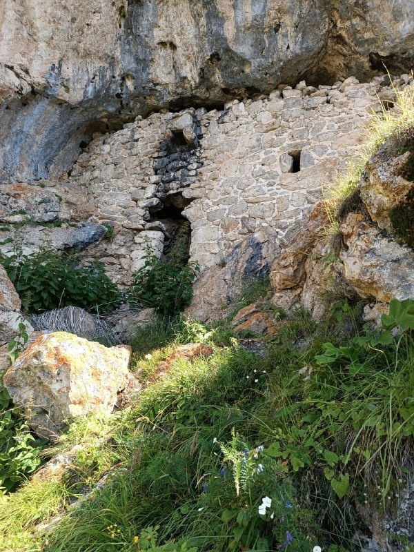 В ходе проводимого обхода, сотрудники Джейрахско-Ассинского музея-заповедника, в 3-4 км севернее  от башенного комплекса «Гули», на горе Гийрахье, обнаружили ранее не учтенный объект – уникальное архитектурное сооружение, пристроенное к горному хребту.  

Объект имеет два яруса, арочный дверной проем, оконный проем и, предположительно служила нашим предкам овчарней (желом) для загона скота.   Сооружение также снабжено одним машикулем-балкончиком.

Объект имеет хорошую сохранность, возможно благодаря тому, что он, как и Дзауркъонги-Джел - более известный уникальный памятник, дошедший до нас в первозданном виде, и расположенный в Верхнем Гули, пристроен к скале, которая обеспечивает им защитную функцию.

Памятник после проведения соответствующих работ будет внесен в перечень выявленных объектов культурного наследия республики.