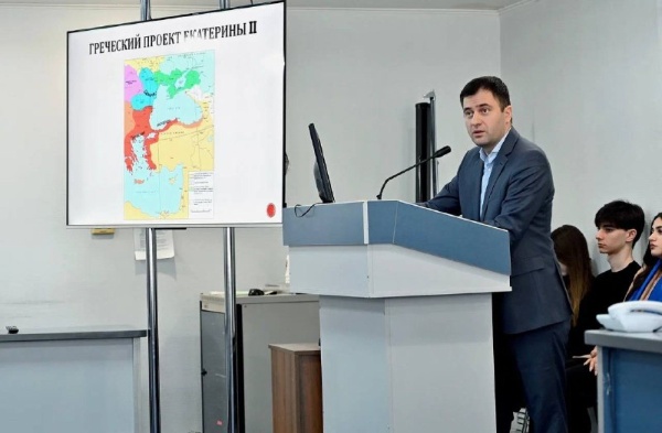 Настал четвертый день Осенней школы – день греческой культуры.

Участники посетили лекцию и узнали о культурном обмене между Понтийскими греками и русским народом, познакомились с программами изучения греческого языка, культурными мероприятиями и исследовательскими проектами, способствующими сохранению и развитию греческого наследия на Кавказе. 

День греческой культуры погрузил в атмосферу греческой духовности, традиций и гостеприимства, подарив ощущение связи времён и народов