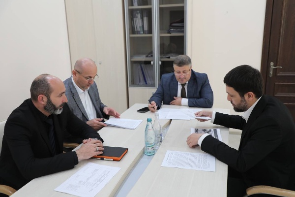 Вице-премьер Юсуп Зурабовов обсудил проект по созданию индустриального парка «Джейрах». В рамках бизнес-инициативы по созданию парка площадью 31 га предусмотрена добыча и переработка доломита, строительство карьерной и внешней дороги. 
Проект находится на начальной стадии реализации, ведется поиск источников финансирования.
 
Годовой объем производимой продукции составит 236 тыс. тонн изделий из доломита в го, при выходе на проектную мощность выручка составит 560,5 млн руб. в год. 

Планируется производство сухих строительных смесей, удобрений и пищевых добавок в рацион сельскохозяйственных животных, минеральная вата, декоративный камень, тротуарная плитка и др.
 
На территории будущего парка располагается простаивающее предприятие «Кавдоломит», которое простаивает, однако реорганизовывается.

Проект планируется запустить в 2027 году. Реализация проекта позволит создать до 50 дополнительных рабочих мест.