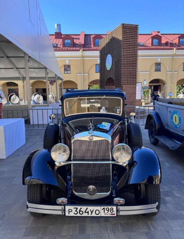 Участники ралли уже прибыли во внутренний двор Никольских рядов, где проведут еще около часа и поедут далее по центру Петербурга.

Никольские ряды - здание бывшего Никольского рынка в центре Санкт-Петербурга, приспособленное под отели и общественные пространства. "АСМ" посвятило изучению здания более 3 лет.